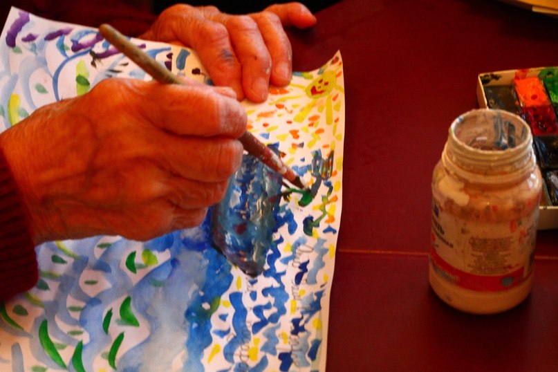 Пожилые рисуют