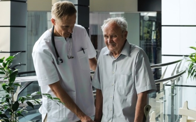 Пожилой человек с врачом, «Опека»