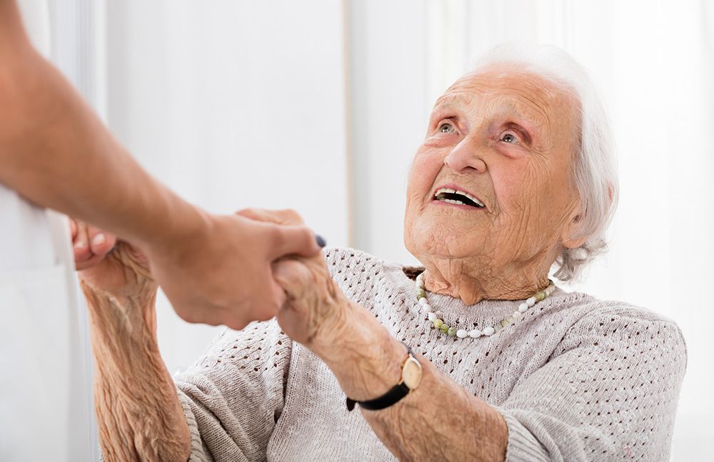 Поддержка и помощь для пожилых людей Как сделать их жизнь более комфортной