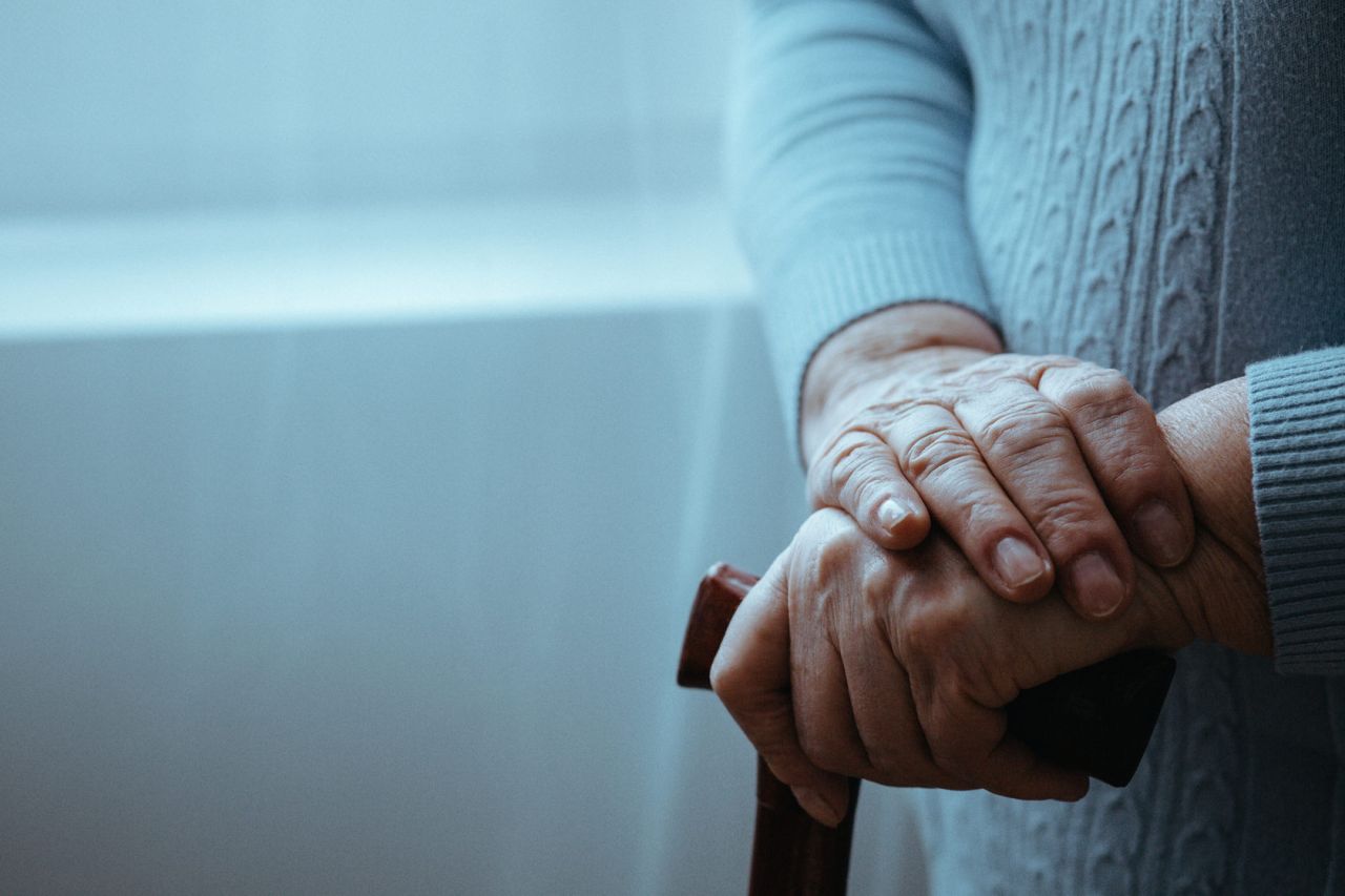 Почему пожилые люди с деменцией уходят из дома? Как не потерять близкого человека