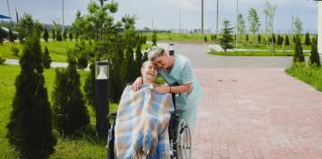 Как себя вести с людьми с деменцией: рекомендации для родственников